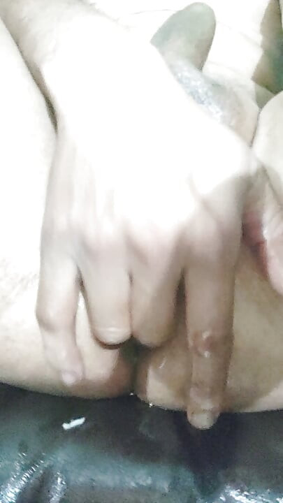 バブルバットのインド人男性が大きなお尻を指で弄りながら、友達に向かってオナニーしている。