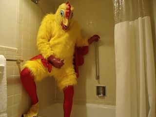 Costume de poulet avec du spandex et du caoutchouc se masturbant