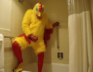 Costume de poulet avec du spandex et du caoutchouc se masturbant