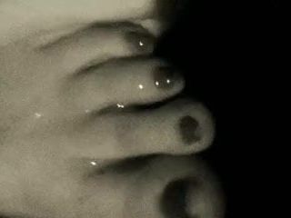 Seus dedos do pé sensuais ficam vidrados de porra