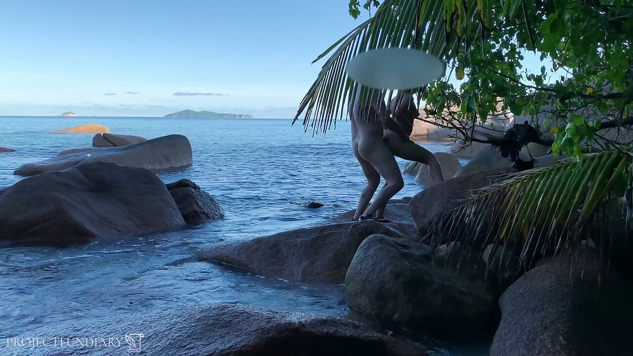 Catching nude couple -sex on beach