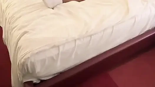 Zwei große schwänze für mich! Mein ehemann musste angezogen bleiben und zuschauen, wie ich gefickt wurde