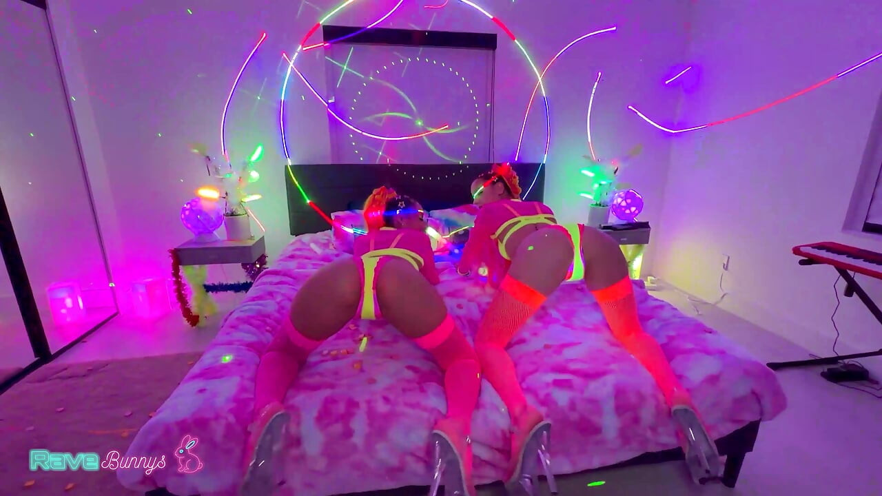 Η Sasha Tatcha και η Madison Steele λάμπουν με μπογιά σώματος για ένα νέον τρίο