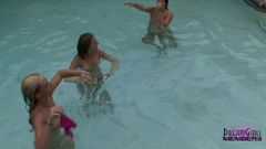 Patru gagici fierbinți petrec goale în piscina mea