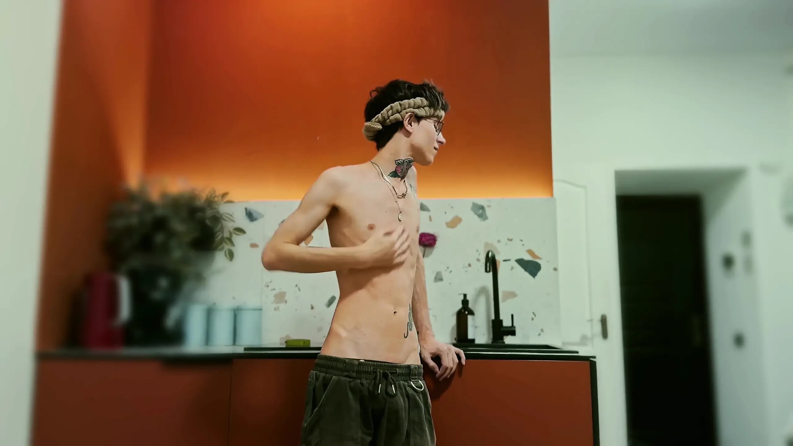 Twink se diverte na cozinha do estúdio