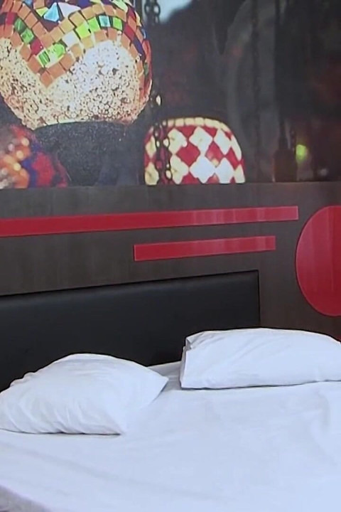 Pulă mare și neagră devorează pizda suculentă apoi pounds la orgasm cu pulsații