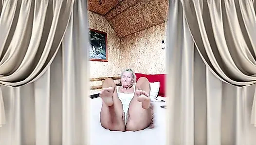 Фантазии сидения на мягкой кровати