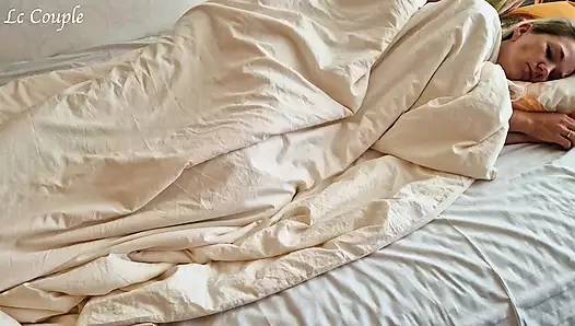 Gerçek amatör çiftin sabah seksi - kocası karısını ıslak ve kaygan deliğini sikmeye başladığında uyandırıyor