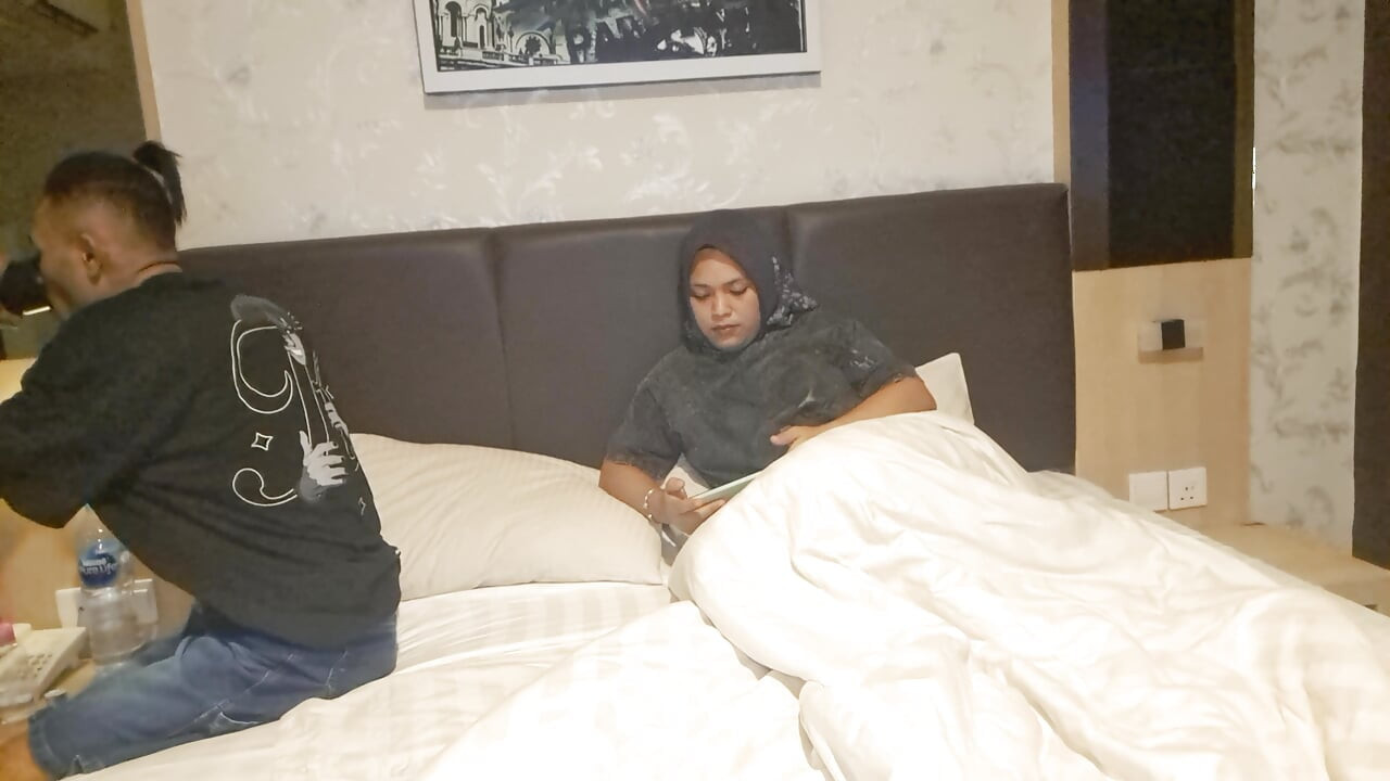 Sneak peek at Tante Hijab who is having sex
