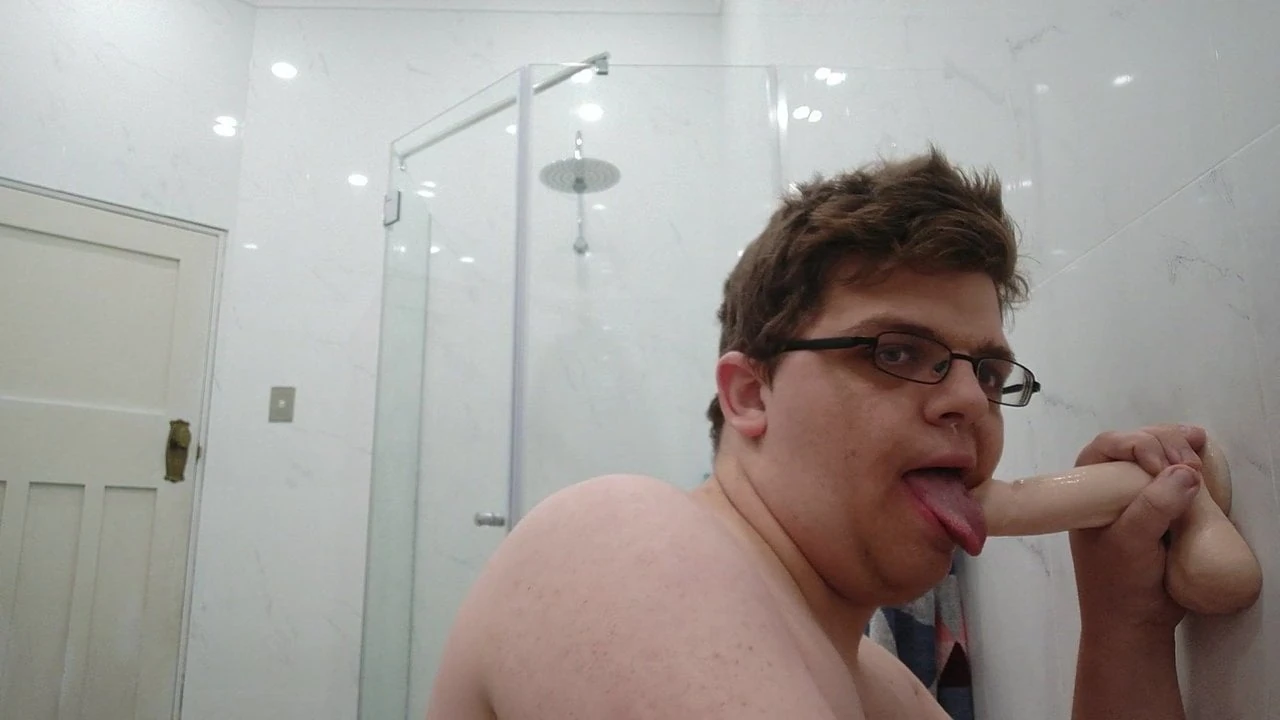 Succhiare il mio dildo sul muro