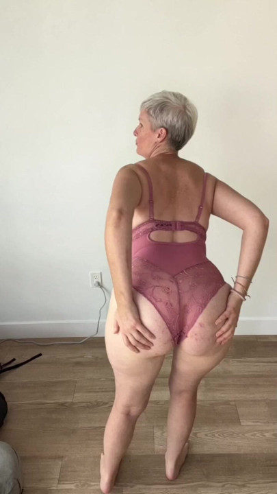 You like that ass? Come see more of me on the link in my bio!