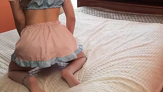 Cette petite fille en costume de poupée aime quand c’est brutal