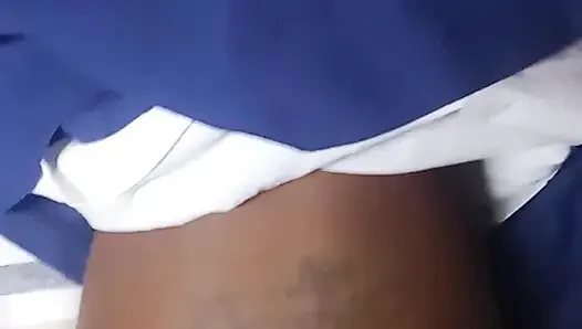 Zenci kız beyaz yarağı emiyor ve mastürbasyon yapıyor ve lezzetli götüne boşalma