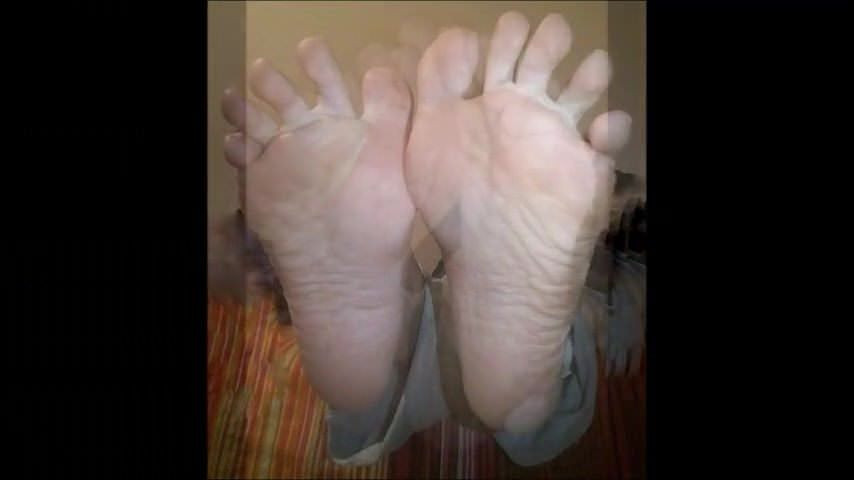 Soula moves her sexy hot (size 37) feet