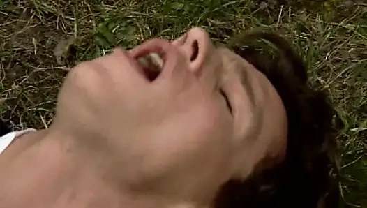 Двум сногсшибательным французским крошкам пробурили очко в тройничке на улице