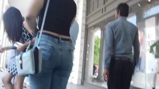 Brzuchowa dziewczyna w obcisłych dżinsach