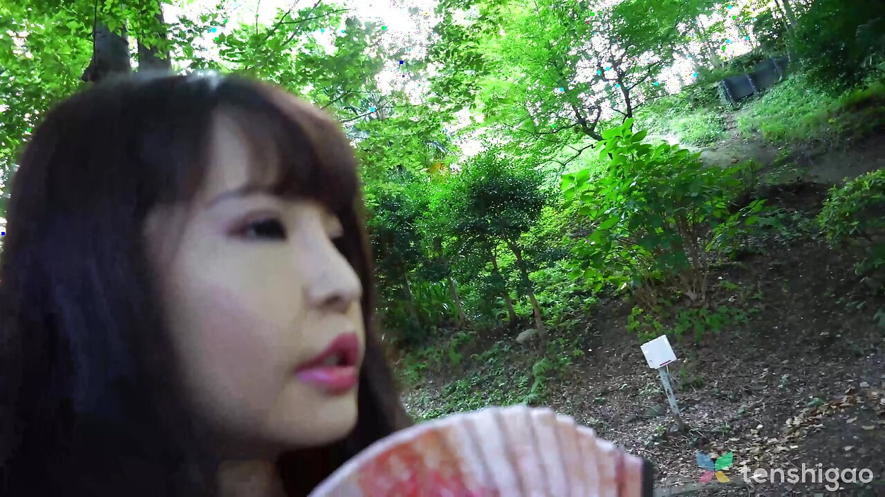 איה היא בחורה בודדה בחנות שאוהבת ללכת לבתי קפה לחתולים