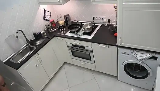 Adik tiriku sedang menyiapkan hidangan khasnya di dapur