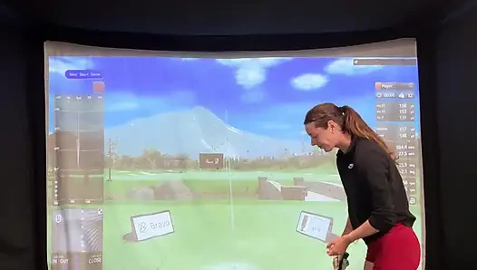 Benim lush ile bir simülatörde golf yapmaya çalışıyorum! Ben sallanırken boşalmamaya çalışıyorum!