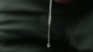 Prépuce de bite dégoulinant de pré-éjac après le sperme