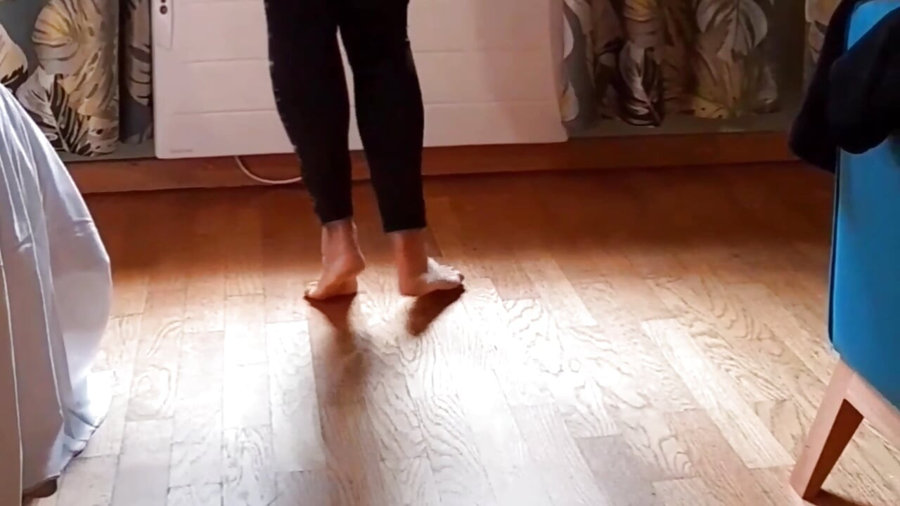 زوجة ناضجة شقراء هاوية تستمتع بألعاب الجنس نصف مرتدية ملابس