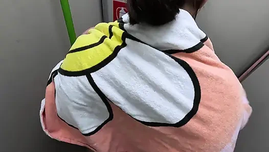 Istriku naik kereta ke pantai hanya dengan bikininya -dan menggoda orang asing