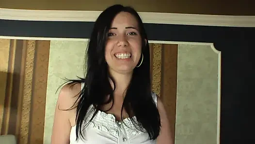 Развязанная брюнетка скачет на большом члене