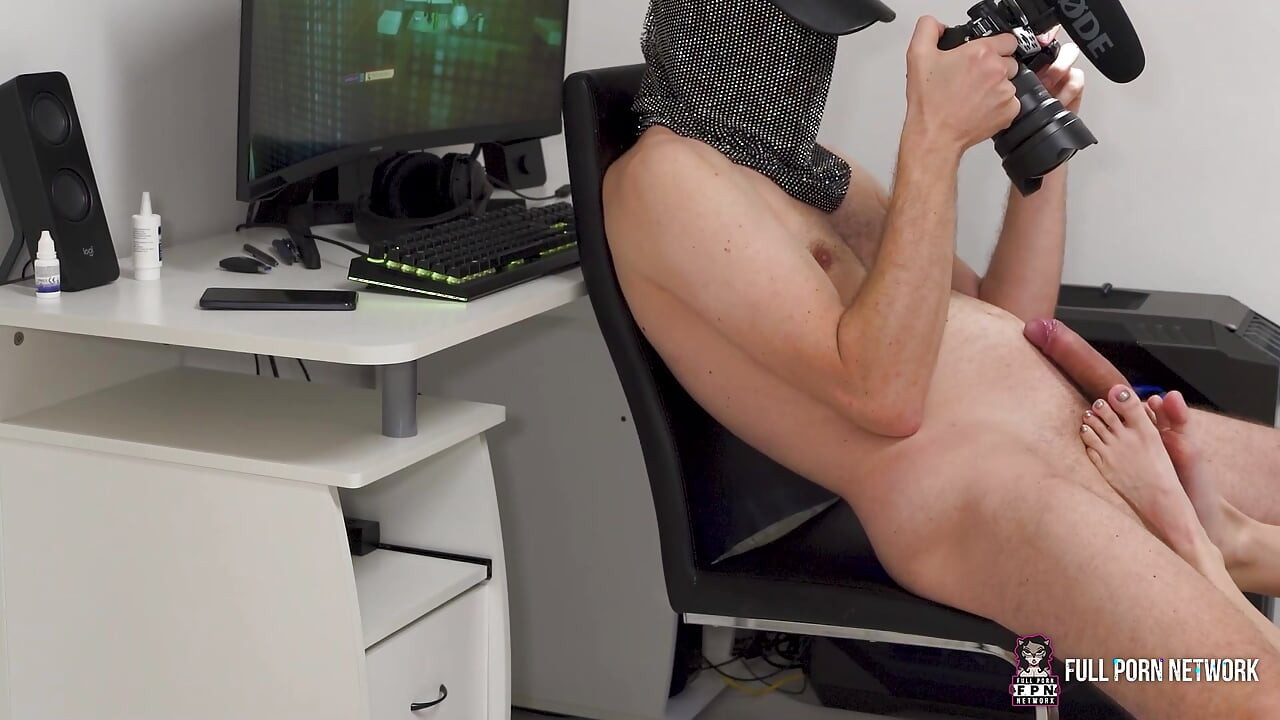 Mascarada gamer Ana Lingus garganta profunda e cavalga vaqueira reversa