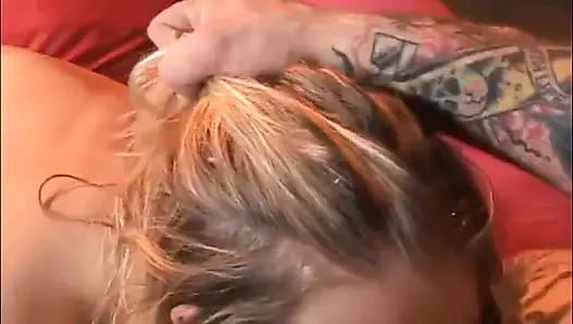 Cewek sange dengan toket kecil pantatnya dientot