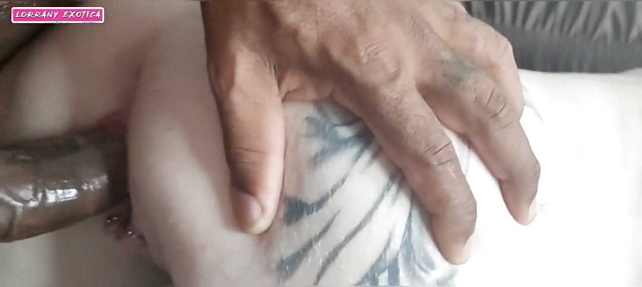 Han snakker med blondinen og knuller henne skikkelig