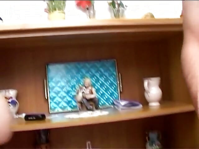 Młoda pulchna dziewczyna wyruchana przez starą świnię