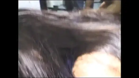 Чудесную девушку с тугой и мокрой киской трахают в спортзале и кончают на сиськи