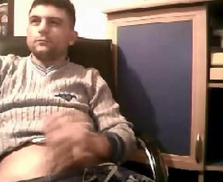 Sexy türkischer Mann mit großem Schwanz streichelt