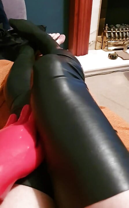 Дурачиться, красные латексные оперные перчатки и черные латексные чулки