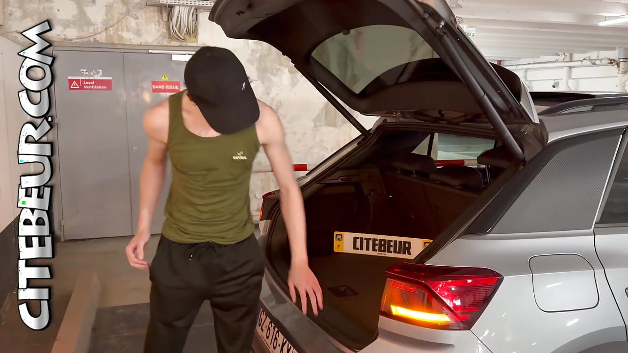 CITEBEUR.com - Sexy young guy jerking off his TBM on a car