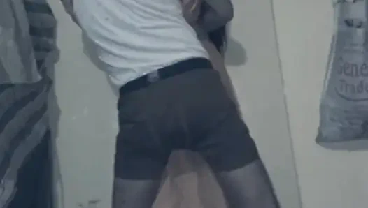 Pacar memanggil pacarnya pacar dengan sangat keras