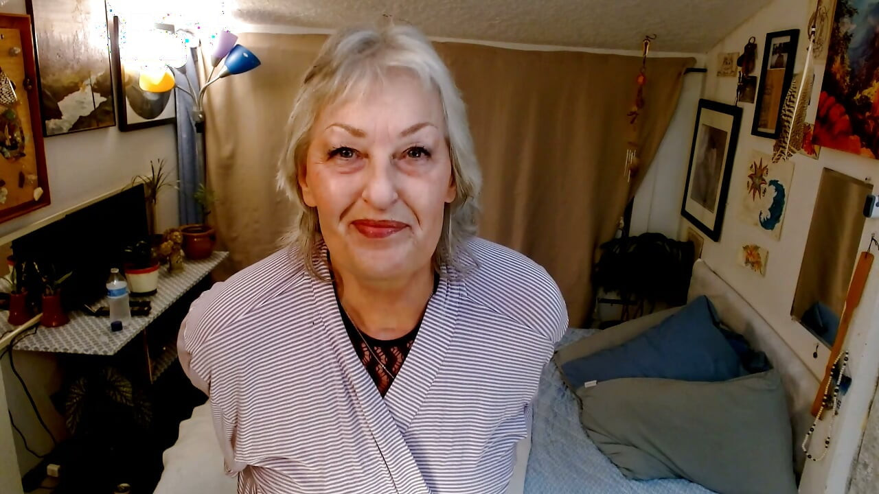 1467 Seducing the new neighbor from GILF extraordinaire DawnSkye1962