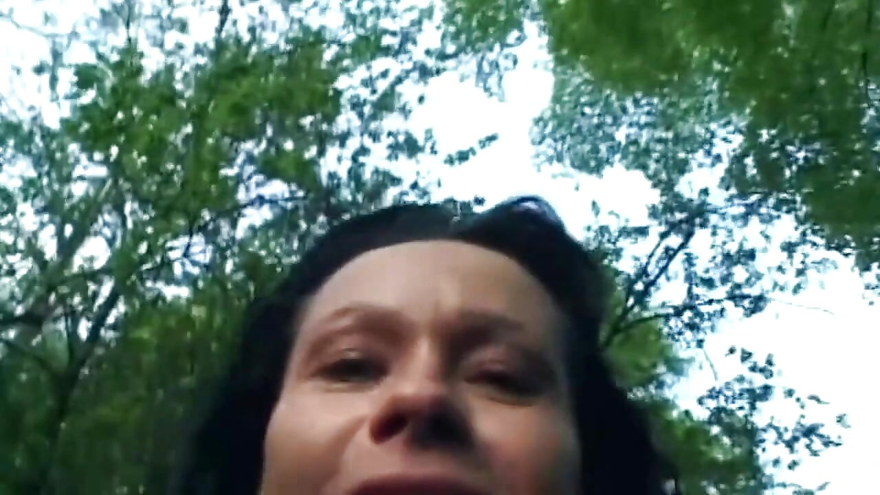 ברונטית מתפשטת ומתגרה בעירום בחוץ ובתוך הבית