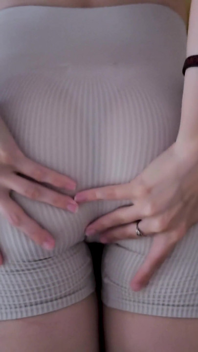 Moment à voir absolument de « Son cul voulait du sperme entre son legging et sa chatte après la gym »