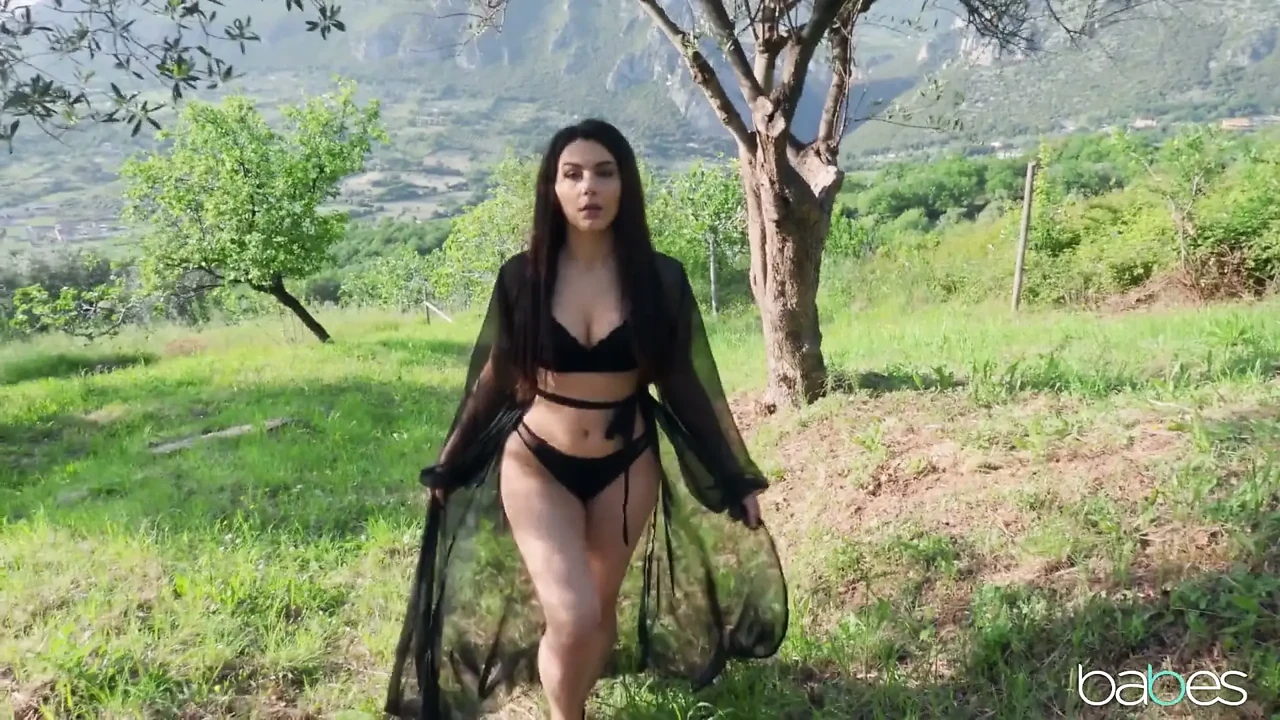 Babes - Picnic with Valentina