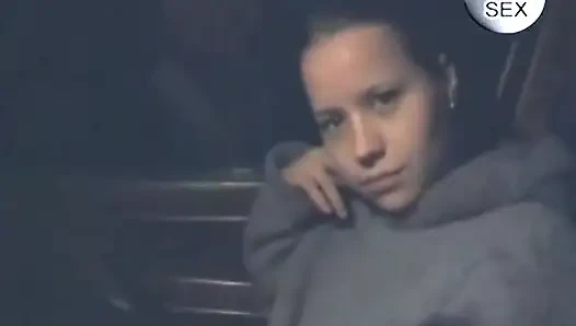Gadis remaja jerman dengan memek yang ditindik dicrot sperma hangat di wajah imutnya