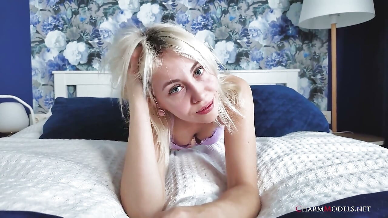 Blond Pige Nico Uden Trusser På Sengen