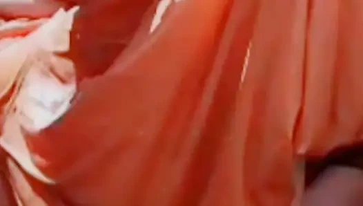 Köy kadını banyo yaparken kıyafetlerini tamamen çıkardıktan sonra çıplak banyo yapıyor