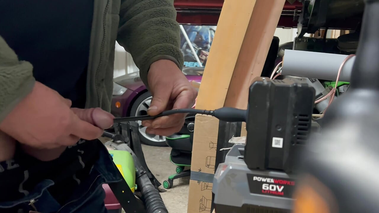 Екстремальна 30-см силіконова вібрація, уретральна звукова мастурбація в гаражі