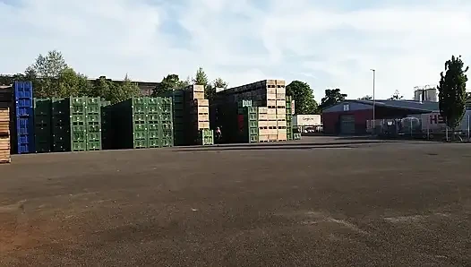 Büyükanne Siyah Taytlarla Dışarıda Yürüyor