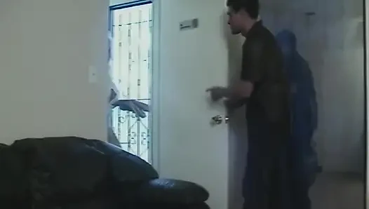 Döl sırılsıklam sarışın sürtük her damlayı yalıyor