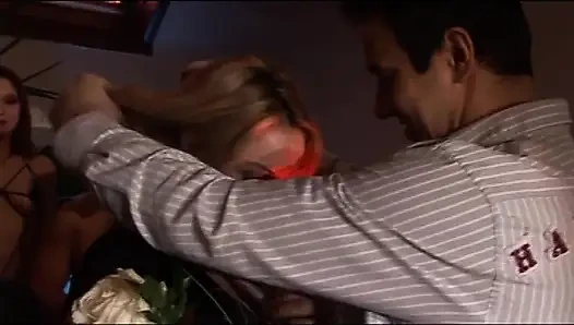 Очень сексуальные большие сиськи трахаются в задницу