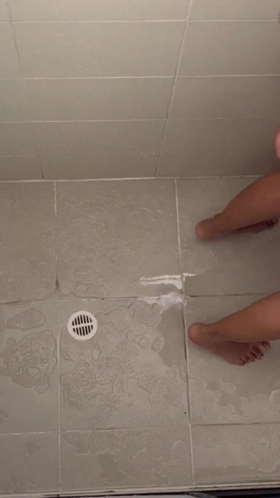 Orgasm in the shower Rubbing very wet pussies | Clip 1