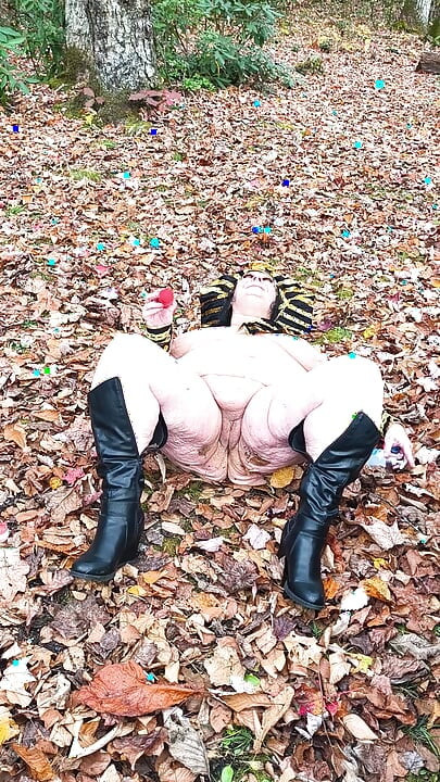 Afuera, con los dedos en las hojas, ella está golpeando