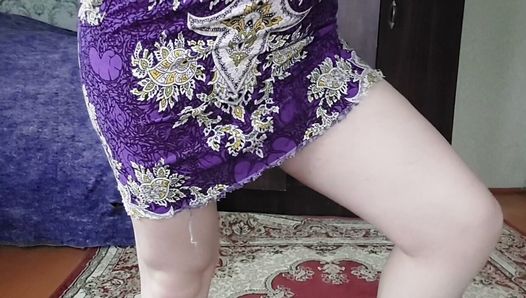 Sexy hete jurk witte benen huisvrouw ladyboy eigengemaakt model travestiet